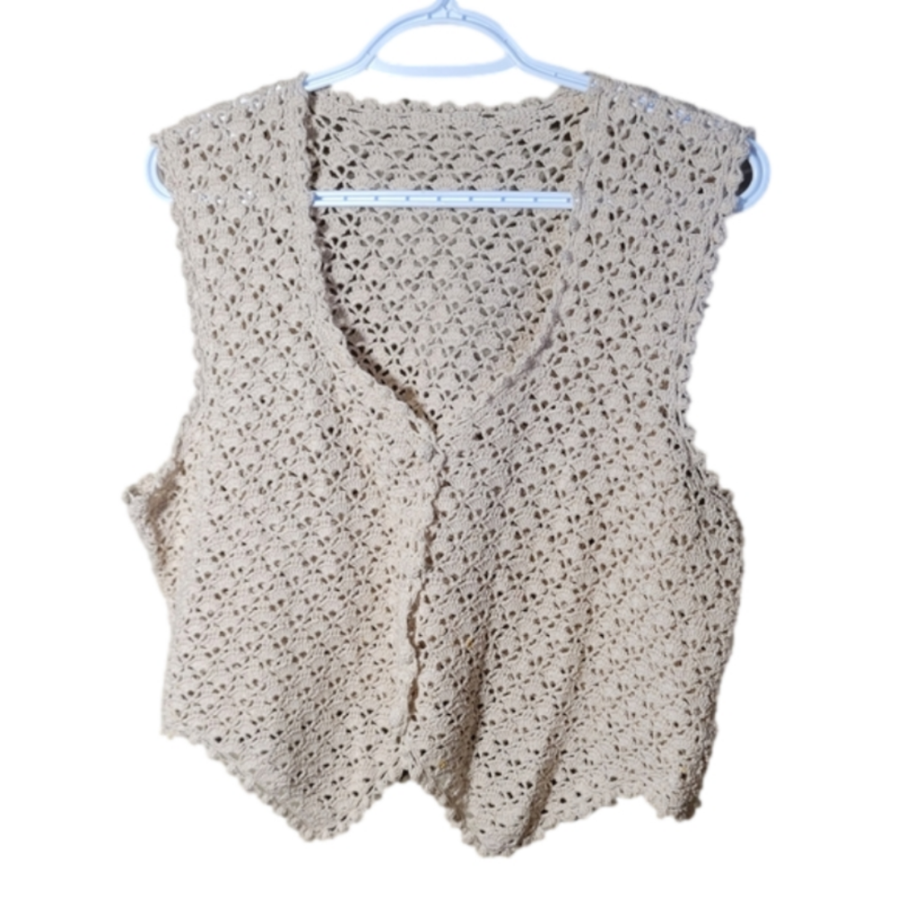 Vintage 1970s handmade crochet vest medium crochet covered buttons scalup trim